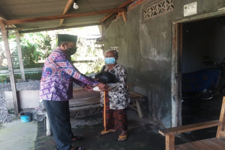 Sigit Sudaryadi Bagikan Ratusan Paket Sembako Untuk Warga Terdampak Pandemi Covid-19