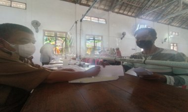 Disiplin Prokes, Penyaluran BLT DD Desa Gelung Berjalan Lancar