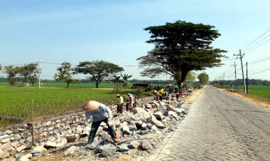 Perkuat Pembuatan Jalan, Desa Tempuran Membangun Talud Penahan