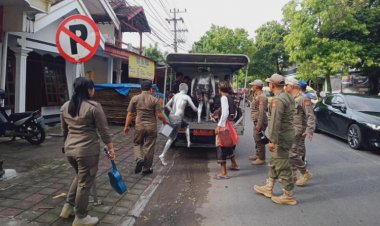 Tak Kapok, Manusia Silver dan Gareng Kembali Ditangkap Satpol PP Ngawi