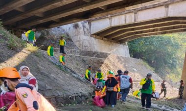 HKS 2025 Kepala DLH Ngawi Pimpin Aksi Bersih-bersih di Kolong Jembatan
