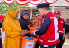 Belasan Desa di Ngawi Kekeringan, Kanang DPR RI Bersama PMI Jatim Kirim Air Bersih dan Bagi Sembako